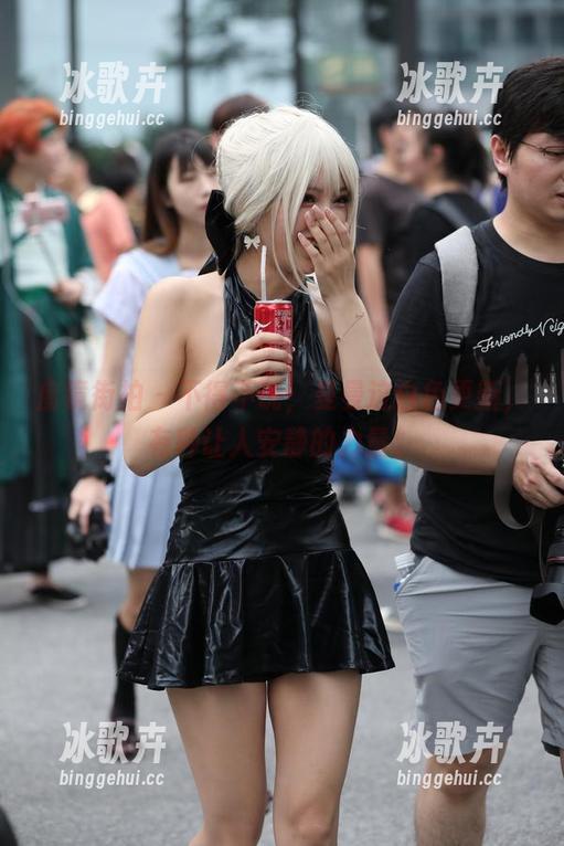 魔镜街拍 - 不得不说，曼曼这白色更新，有种让人安静的力量。