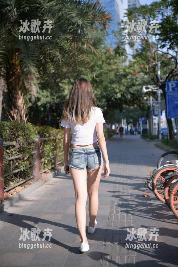 魔镜街拍 - 艾小青的裸足原图，满满的自然气息，我就一直盯着看。