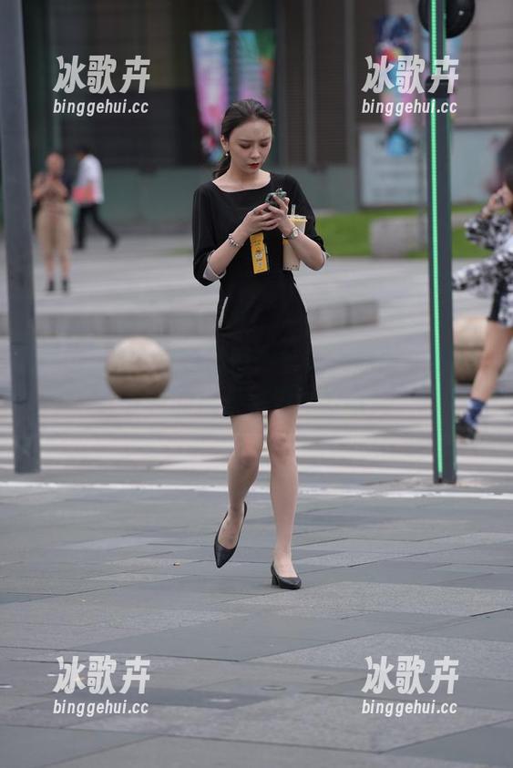 魔镜街拍→白色吊带肉丝美女原图，琶醍轻轨的风景也没她好看！