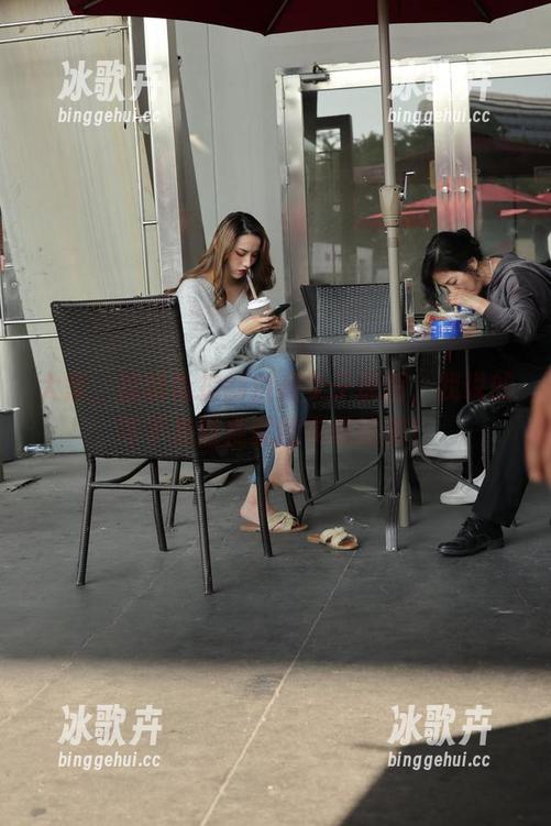 大家，魔镜街拍的白裙女子原图，我说的可不是随便就能实现的美！