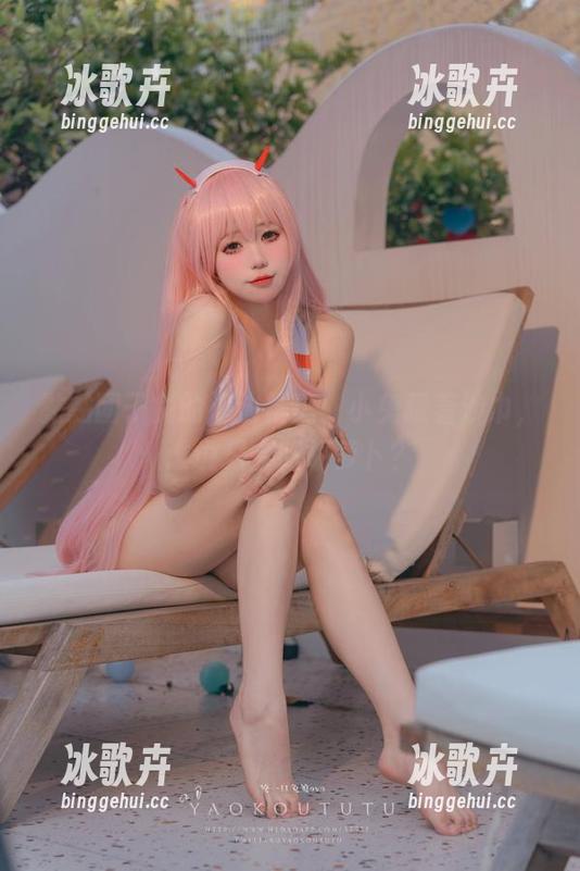 黏黏团子兔的海边精选：小兔踩着沙巾，谁说只会吃胡萝卜？